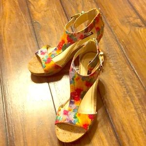 Almost like new very colorful sandal size 7m.